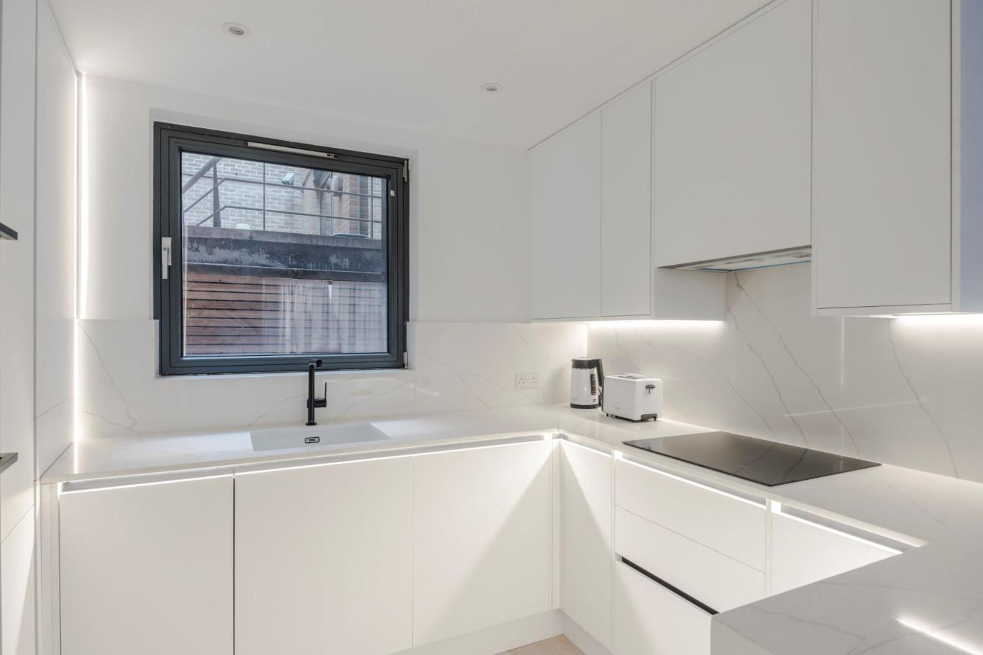 Apartament Blue Jeans White Shirt - Fitzrovia - By Frankie Says *