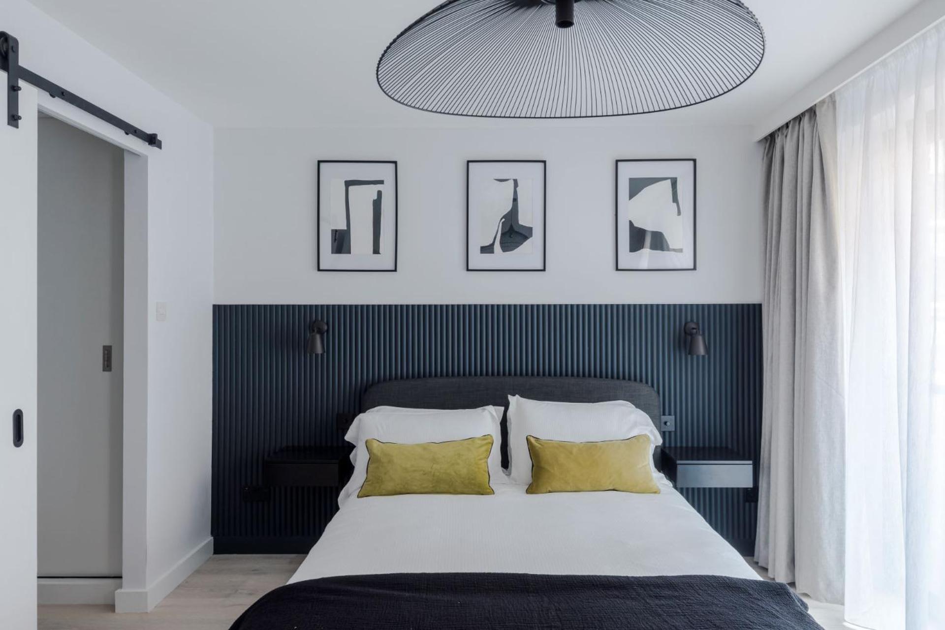 Blue Jeans White Shirt - Fitzrovia - By Frankie Says Apartament *