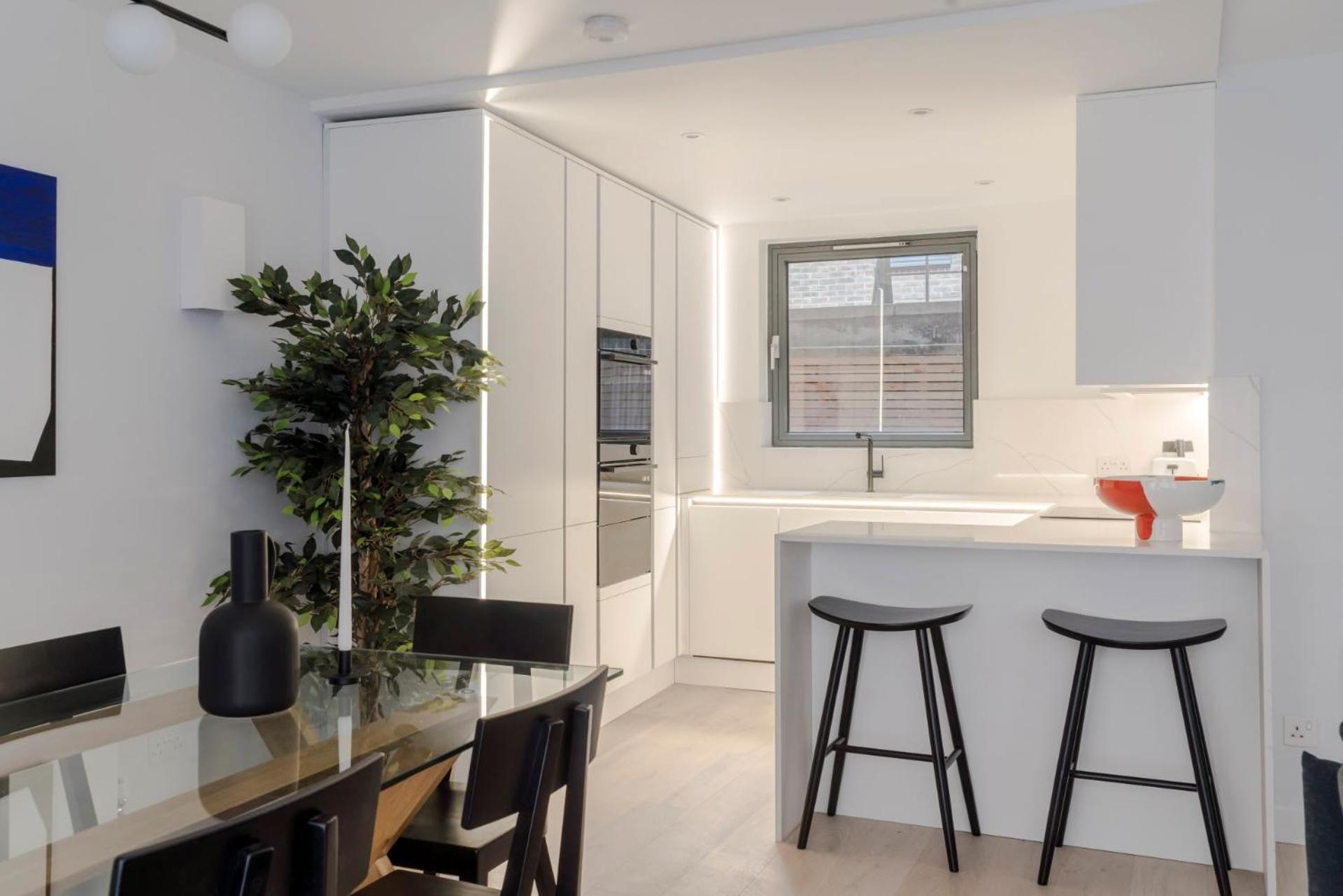 Apartament Blue Jeans White Shirt - Fitzrovia - By Frankie Says *