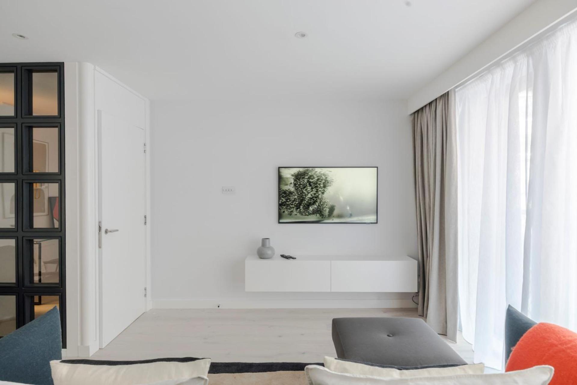 Blue Jeans White Shirt - Fitzrovia - By Frankie Says Apartament