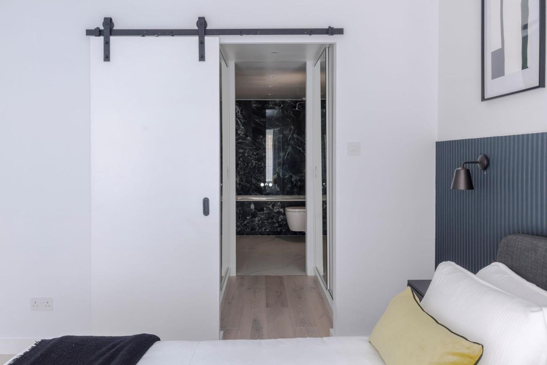 Apartament Blue Jeans White Shirt - Fitzrovia - By Frankie Says *